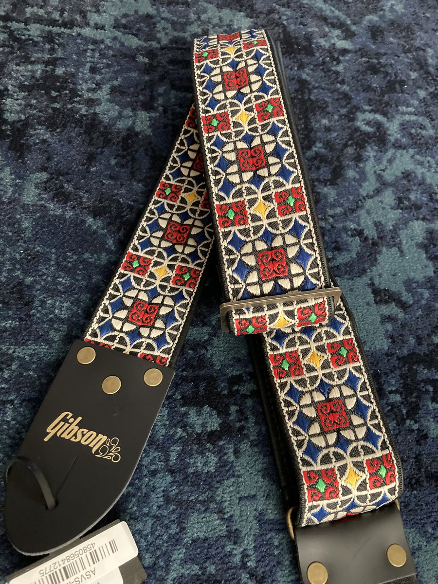 anaconda__boy's tweet image. まさかの半年前の注文がクリスマスに届く
mng
gibson ストラップ
まさかのfenderにgibsonつける
#マイギブソン
#gibson130
#fender
#サウンドハウス