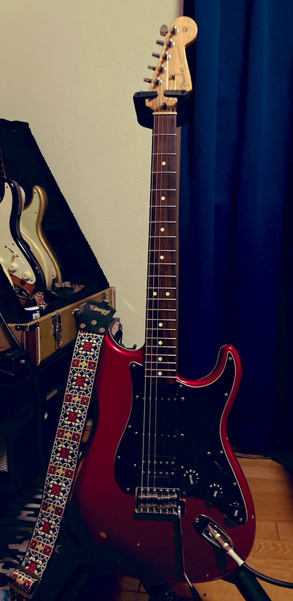 anaconda__boy's tweet image. まさかの半年前の注文がクリスマスに届く
mng
gibson ストラップ
まさかのfenderにgibsonつける
#マイギブソン
#gibson130
#fender
#サウンドハウス