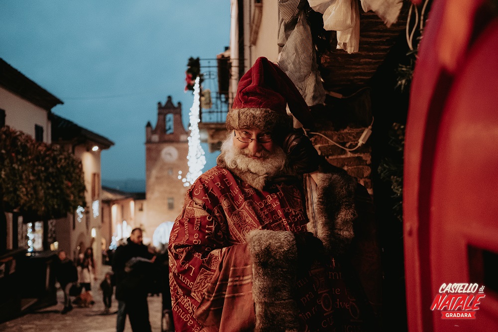 BorghiPiuBelli's tweet photo. Con il Babbo Natale di #Gradara (a sinistra) e di #CapranicaPrenestina (a destra) auguriamo a tutti voi e alle vostre famiglie una buona Vigilia! 💫🎄☃️
#Natale #borghi #Italia #Italy #BuonNatale
https://t.co/GO6W1wZdDp https://t.co/BiikVRDvx0