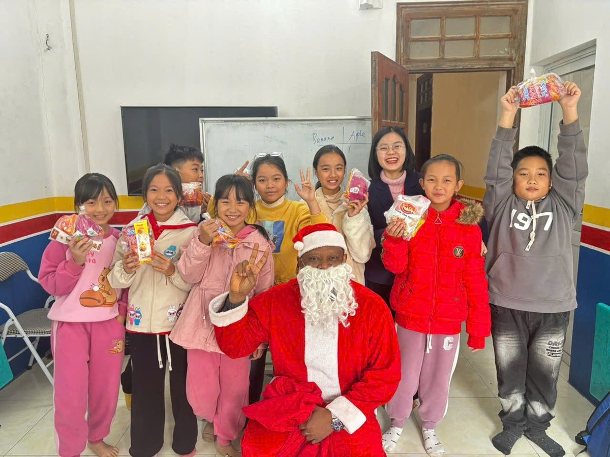 nhatnt102's tweet photo. 🌲🌲😙Merry Christmas🌲🌲
Chúc mọi thứ tốt đẹp nhất, ấm áp nhất sẽ đến bạn và gia đình nhé. ❤️❤️❤️

P/S: Một số khoảnh khắc đáng iu bên những học trò nhỏ dịp giáng sinh https://t.co/tTuMENYRiG