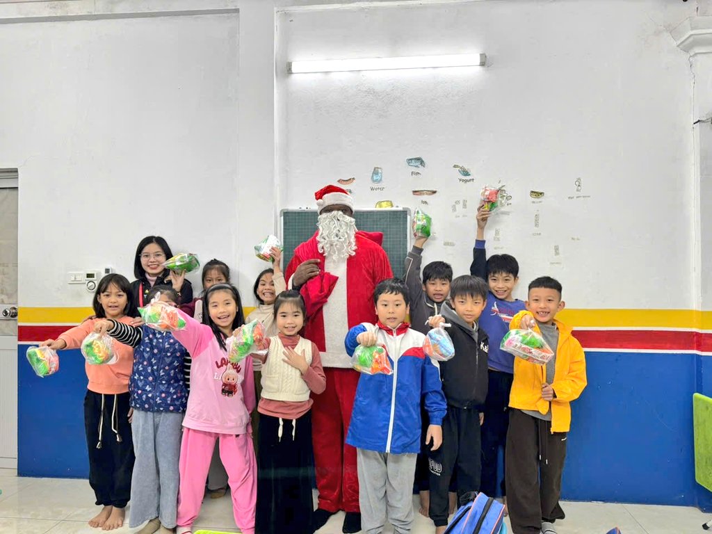 🌲🌲😙Merry Christmas🌲🌲
Chúc mọi thứ tốt đẹp nhất, ấm áp nhất sẽ đến bạn và gia đình nhé. ❤️❤️❤️

P/S: Một số khoảnh khắc đáng iu bên những học trò nhỏ dịp giáng sinh