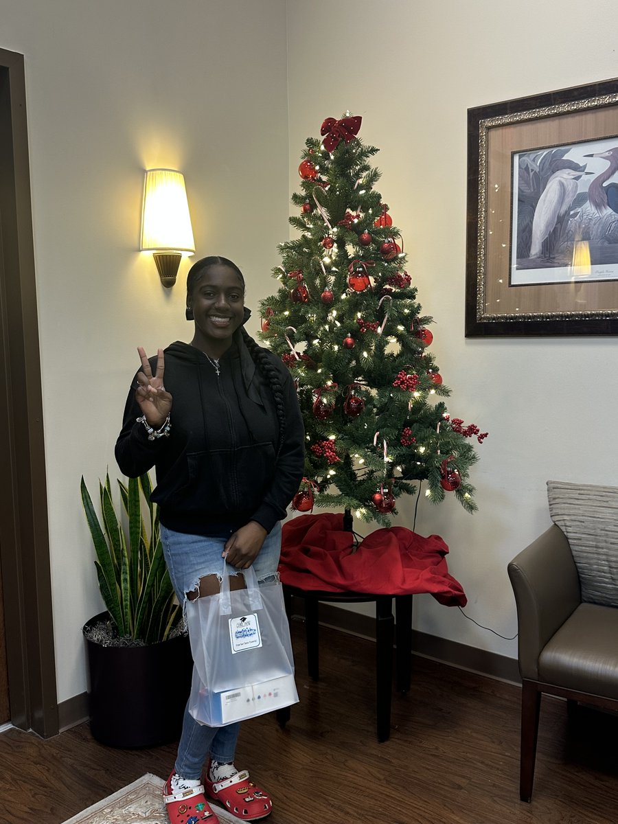 snowscholarship's tweet image. A huge thank you to the amazing team at @SOGNetwork for helping us spread holiday cheer! Thanks to their generosity, we’ve been able to brighten the days of our #SnowScholars with free gifts that bring smiles and ease the financial burdens of this season!
