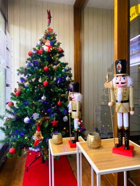 𝑁𝑜𝑒̈𝑙 𝑐ℎ𝑒𝑧 𝑆𝐿𝐶𝐼 🎄✨

Dans toutes nos agences et filiales, les décorations de Noël illuminent nos espaces pour célébrer cette période festive. 🌟 🎅

Nous profitons de cette occasion pour vous souhaiter à tous un joyeux réveillon et un merveilleux Noël ! 🎁 

#SLCI