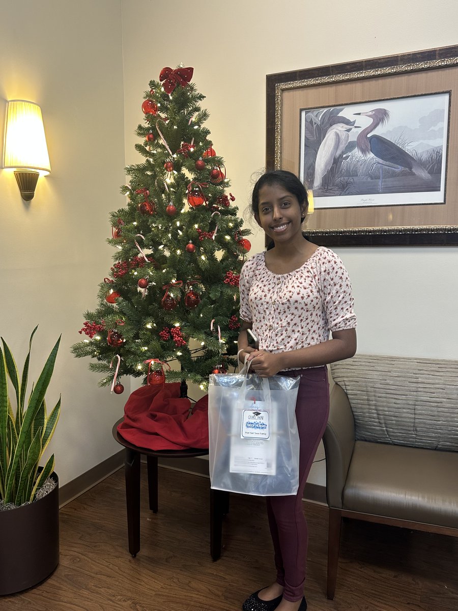 snowscholarship's tweet image. A huge thank you to the amazing team at @SOGNetwork for helping us spread holiday cheer! Thanks to their generosity, we’ve been able to brighten the days of our #SnowScholars with free gifts that bring smiles and ease the financial burdens of this season!