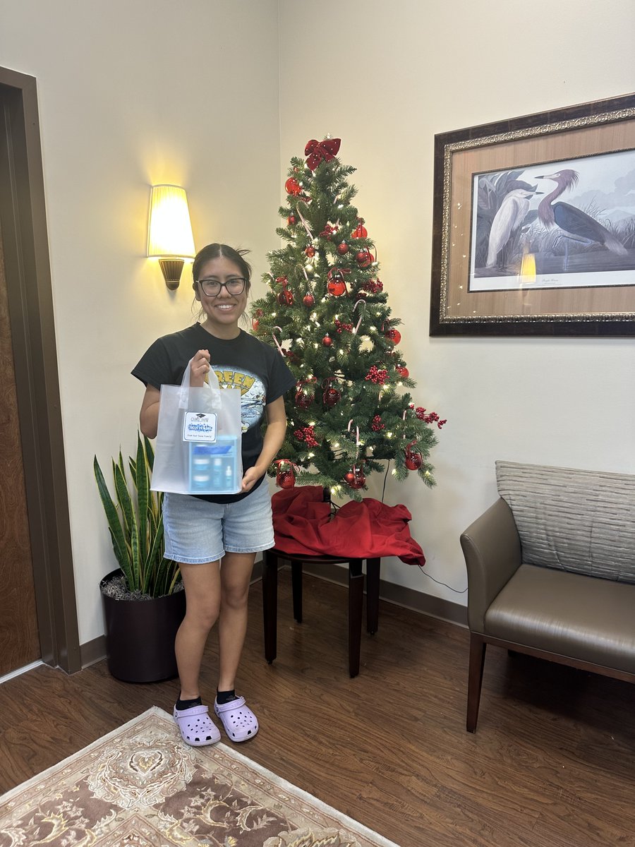 snowscholarship's tweet image. A huge thank you to the amazing team at @SOGNetwork for helping us spread holiday cheer! Thanks to their generosity, we’ve been able to brighten the days of our #SnowScholars with free gifts that bring smiles and ease the financial burdens of this season!