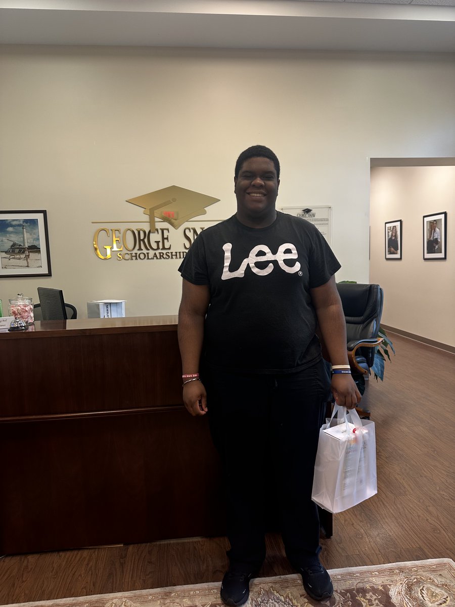 snowscholarship's tweet image. A huge thank you to the amazing team at @SOGNetwork for helping us spread holiday cheer! Thanks to their generosity, we’ve been able to brighten the days of our #SnowScholars with free gifts that bring smiles and ease the financial burdens of this season!