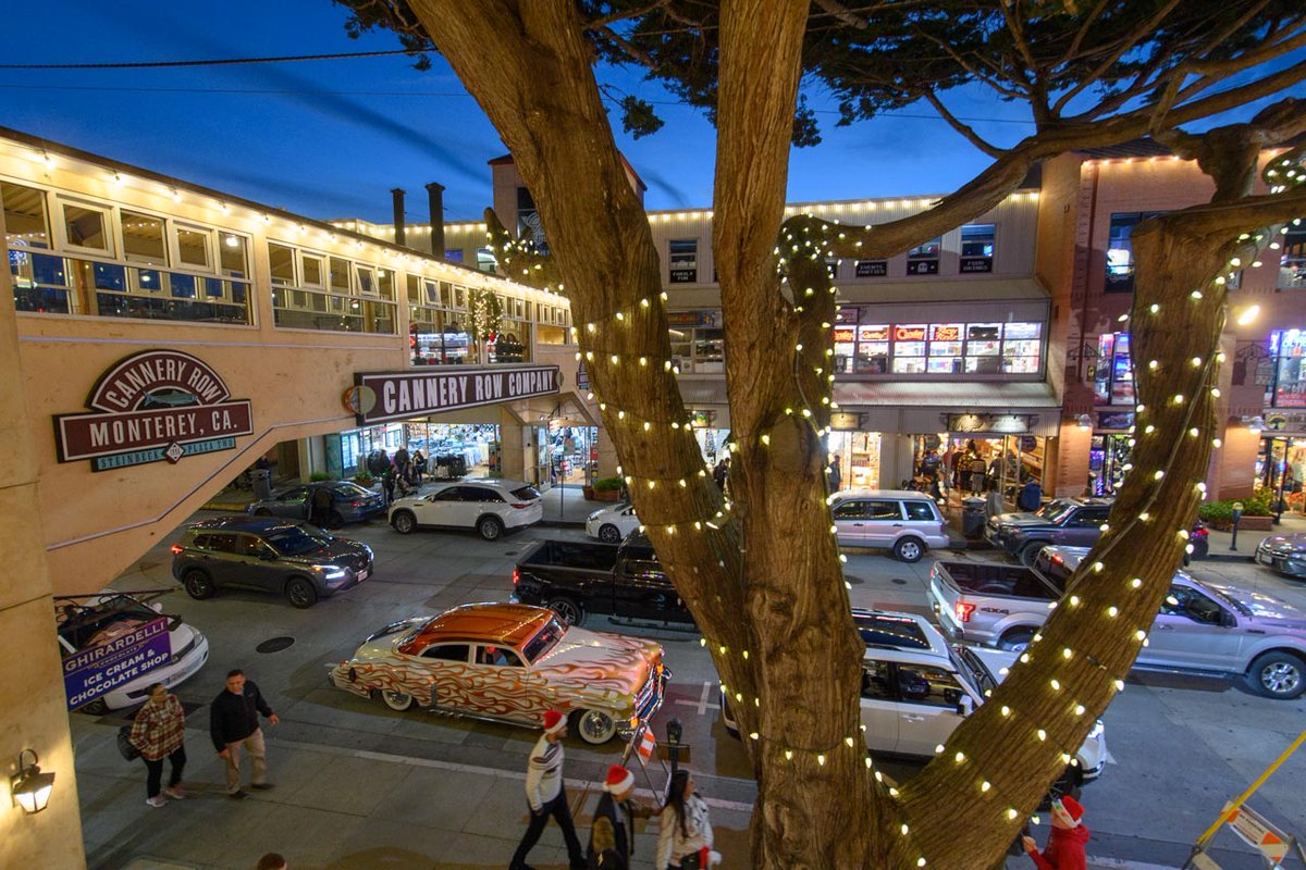 The magic of the holidays is here! Take a holiday stroll down Cannery Row! 

Visit canneryrow.com to plan your visit.
.
.
.
#CanneryRow #ChristmasEve #HolidayMagic #SeeMonterey #VisitCalifornia
