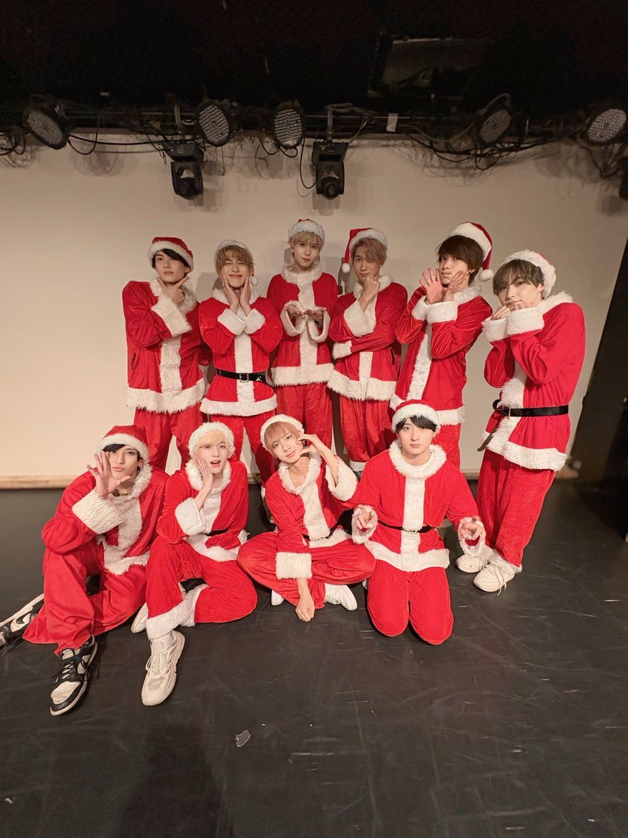 IBUKI070401's tweet photo. クリスマス公演ありがとう！
今日はクリスマスイブでしたー！
みんなサンタクロースなったよん🎅
明日もクリスマスだから、良いクリスマスにしよ！
今日も来てくれてありがとう！🙇‍♂️ https://t.co/LWMsL6Uv4g