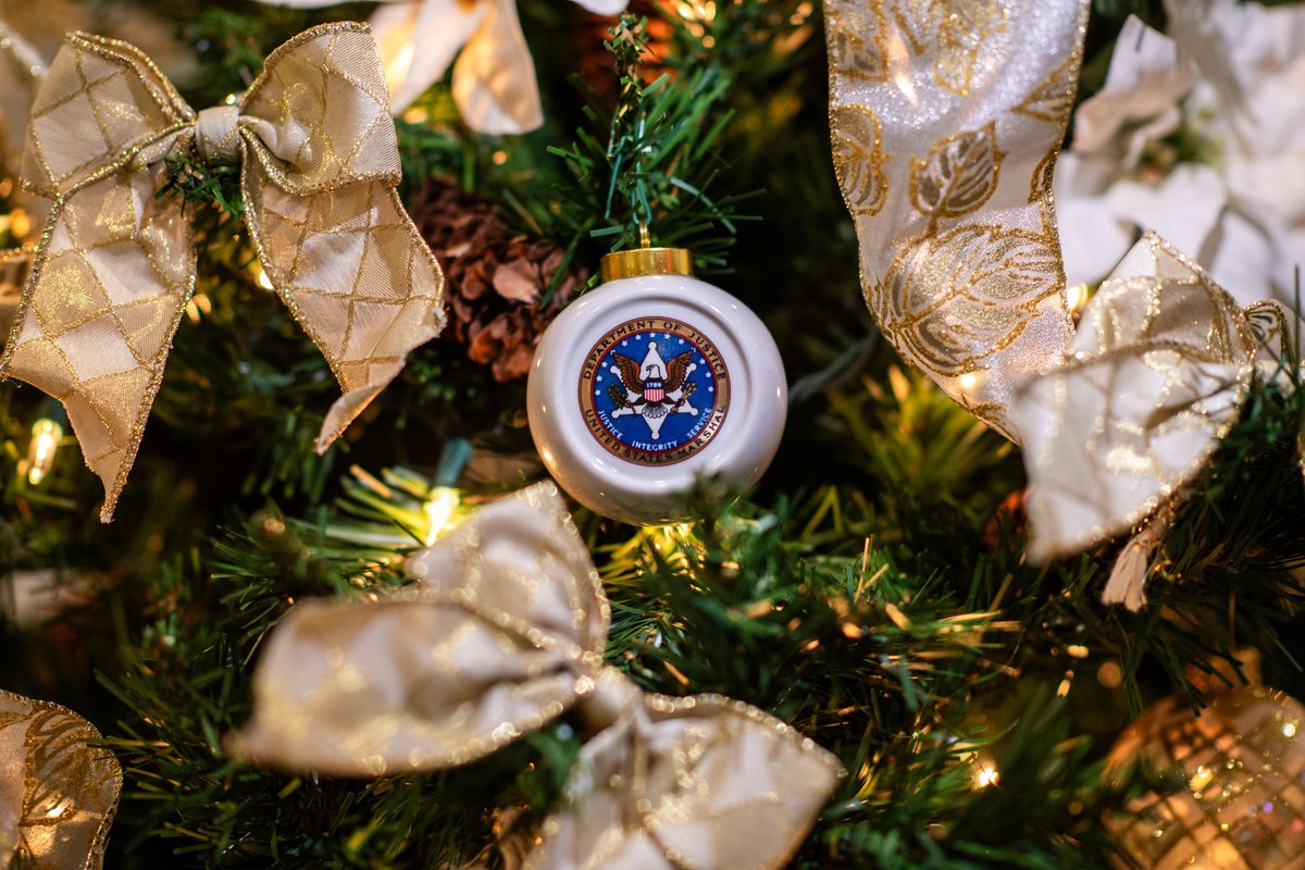 Happy Holidays from the U.S. Marshals Service!

#USMarshals #HappyHolidays