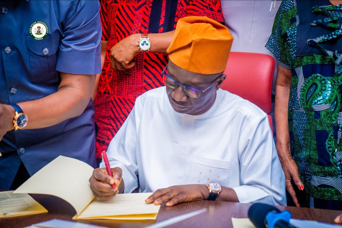cpsedostate's tweet photo. PRESS RELEASE  

GOV OKPEBHOLO SIGNS N675BN 2025 BUDGET INTO LAW

Edo State Governor, Senator Monday Okpebholo has signed the 2025 Appropriation bill of N675 billion, tagged 'Budget of Renewed Hope for A Rising Edo' into law after the bill was passed by the Edo https://t.co/HTlq8Tgijp