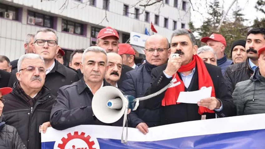 yirmiucderece's tweet photo. Hukuka aykırılık vurgusuyla tahliye edildi..

Ankara 2. Ağır Ceza Mahkemesi, 26 Kasım'da gözaltına alınan, ardından da tutuklanan DİSK Genel Başkan Yardımcısı Remzi Çalışkan hakkında tahliye kararı verdi.

Mahkeme, tutuklamanın hukuka aykırılığına vurgu yaparak  Çalışkan'ın tutuklanmasına gerekçe gösterilen eylemlerden ötürü daha önce verilen "kovuşturmaya yer olmadığına" dair karara atıf yaptı:

"Aynı konuda yeni delil olmadıkça yeni bir dava açılamaz."