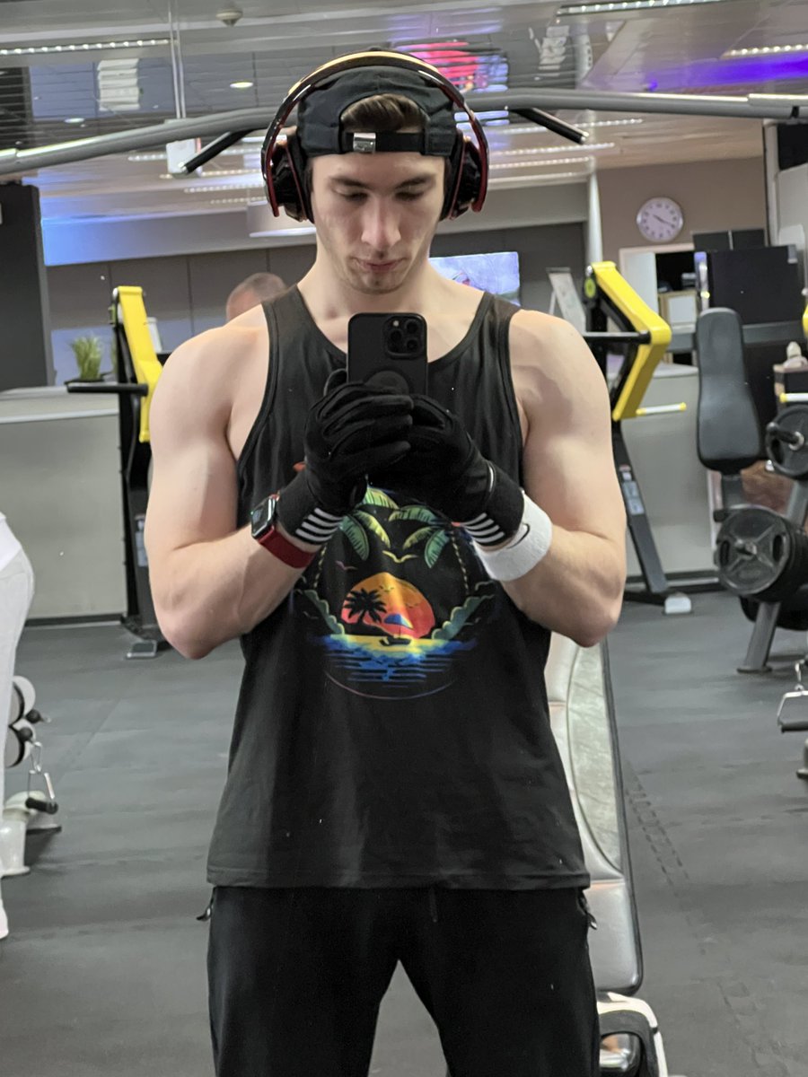 Nintenix's tweet photo. Selbst heute am Heiligen Abend geht’s selbstverständlich ins gym 💪🏻 https://t.co/nNYwxCcOG5