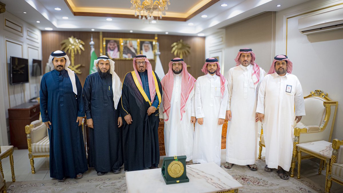 sh_tadawi's tweet photo. استقبل محافظ شرورة الأستاذ / موفق بن عبدالهادي العنزي، في مكتبه صباح اليوم رئيس مجلس الإدارة الأستاذ / علي الحملي، ونائب الرئيس الاستاذ / صالح الصيعري، والمدير التنفيذي والموظفين، بعد فوز الجمعية بجائزة الأمير جلوي بن عبدالعزيز للتميز الصحي للعام ٢٠٢٤، حيث اشاد العنزي بجهود الجمعية مثمناً الدور الكبير الذي تقدمه لرعاية المرضى المحتاجين وتقديم الدعم لهم في مختلف برامج وانشطة الجمعية.

وطالب العنزي مجلس الإدارة ومنسوبي الجمعية ببذل المزيد من الجهود والسعي للتميز والريادة في تقديم برامج صحية مميزة للمستفيدين، والمساهمة في نجاح رؤية المملكة العربية السعودية ٢٠٣٠.

من جانبه عبَّرَ منسوبي الجمعية عن شكرهم وتقديرهم لسعادة محافظ شرورة على دعمه وتوجيهه المستمر لمواصلة التميز والعطاء.

#نجران #شرورة #تداوي