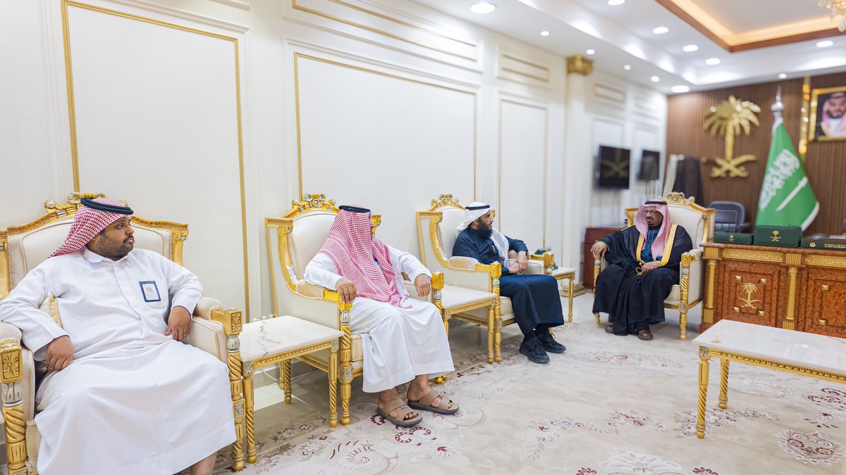 sh_tadawi's tweet photo. استقبل محافظ شرورة الأستاذ / موفق بن عبدالهادي العنزي، في مكتبه صباح اليوم رئيس مجلس الإدارة الأستاذ / علي الحملي، ونائب الرئيس الاستاذ / صالح الصيعري، والمدير التنفيذي والموظفين، بعد فوز الجمعية بجائزة الأمير جلوي بن عبدالعزيز للتميز الصحي للعام ٢٠٢٤، حيث اشاد العنزي بجهود الجمعية مثمناً الدور الكبير الذي تقدمه لرعاية المرضى المحتاجين وتقديم الدعم لهم في مختلف برامج وانشطة الجمعية.

وطالب العنزي مجلس الإدارة ومنسوبي الجمعية ببذل المزيد من الجهود والسعي للتميز والريادة في تقديم برامج صحية مميزة للمستفيدين، والمساهمة في نجاح رؤية المملكة العربية السعودية ٢٠٣٠.

من جانبه عبَّرَ منسوبي الجمعية عن شكرهم وتقديرهم لسعادة محافظ شرورة على دعمه وتوجيهه المستمر لمواصلة التميز والعطاء.

#نجران #شرورة #تداوي