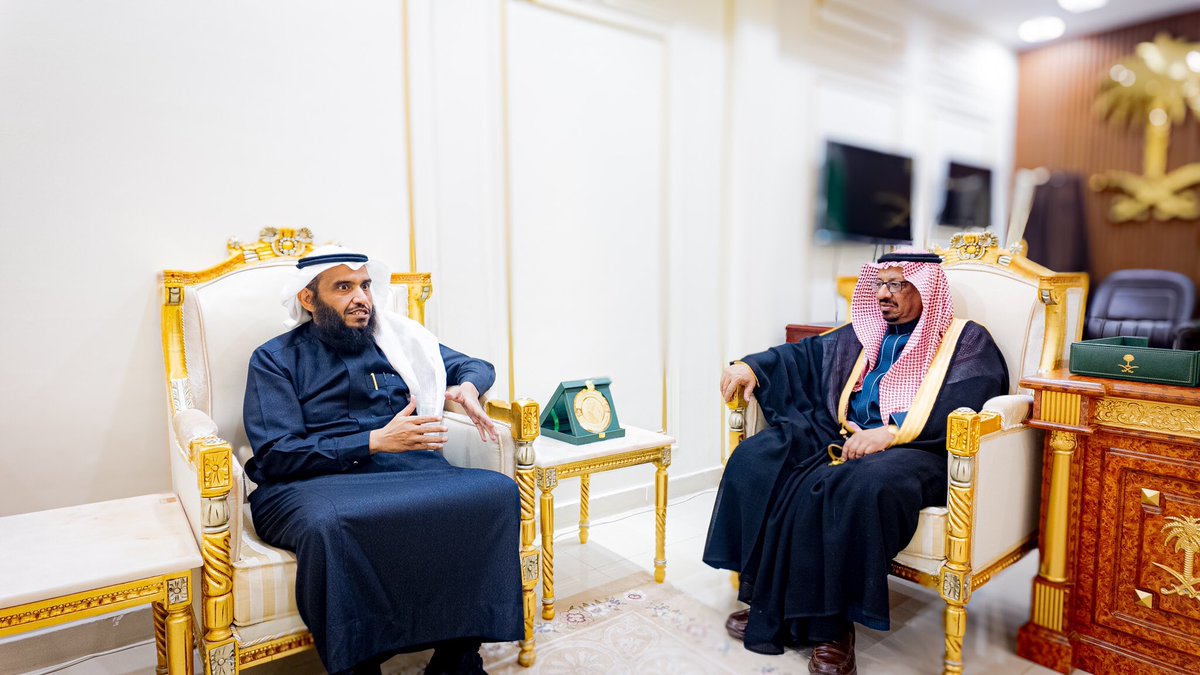 sh_tadawi's tweet photo. استقبل محافظ شرورة الأستاذ / موفق بن عبدالهادي العنزي، في مكتبه صباح اليوم رئيس مجلس الإدارة الأستاذ / علي الحملي، ونائب الرئيس الاستاذ / صالح الصيعري، والمدير التنفيذي والموظفين، بعد فوز الجمعية بجائزة الأمير جلوي بن عبدالعزيز للتميز الصحي للعام ٢٠٢٤، حيث اشاد العنزي بجهود الجمعية مثمناً الدور الكبير الذي تقدمه لرعاية المرضى المحتاجين وتقديم الدعم لهم في مختلف برامج وانشطة الجمعية.

وطالب العنزي مجلس الإدارة ومنسوبي الجمعية ببذل المزيد من الجهود والسعي للتميز والريادة في تقديم برامج صحية مميزة للمستفيدين، والمساهمة في نجاح رؤية المملكة العربية السعودية ٢٠٣٠.

من جانبه عبَّرَ منسوبي الجمعية عن شكرهم وتقديرهم لسعادة محافظ شرورة على دعمه وتوجيهه المستمر لمواصلة التميز والعطاء.

#نجران #شرورة #تداوي