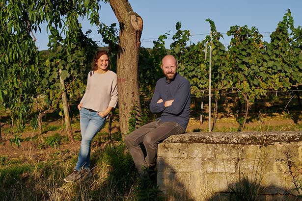 No_EUdssr's tweet photo. Hier sehen Sie Kathrin und Christoph, vom Weingut Mehling, Pfalz. Zwei Demokratiehasser, die ihren schlechten Wein von der EU, dem Bund &amp; dem Land auch noch finanziert bekommen und damit staatlich finanziert gegen die @AfD hetzen! https://t.co/ks0F6j6qaq