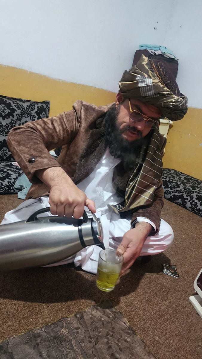 mobeenkhan1231's tweet photo. د افغانستان اسلامي امارت زما سره کرښه ده.  هغه سره کرښه او زون د ملیونونو شهیدانو کور دی.
هو په مشکلاتو باید سترګی پټی نشی 
ځینی اشخاص چی غواړی د امارت تر سوری لاندی خپل شخصی ګټی او پالی نو دا له هیواد حکومت او ملت سره ظلم https://t.co/Y6z29NaTwQ