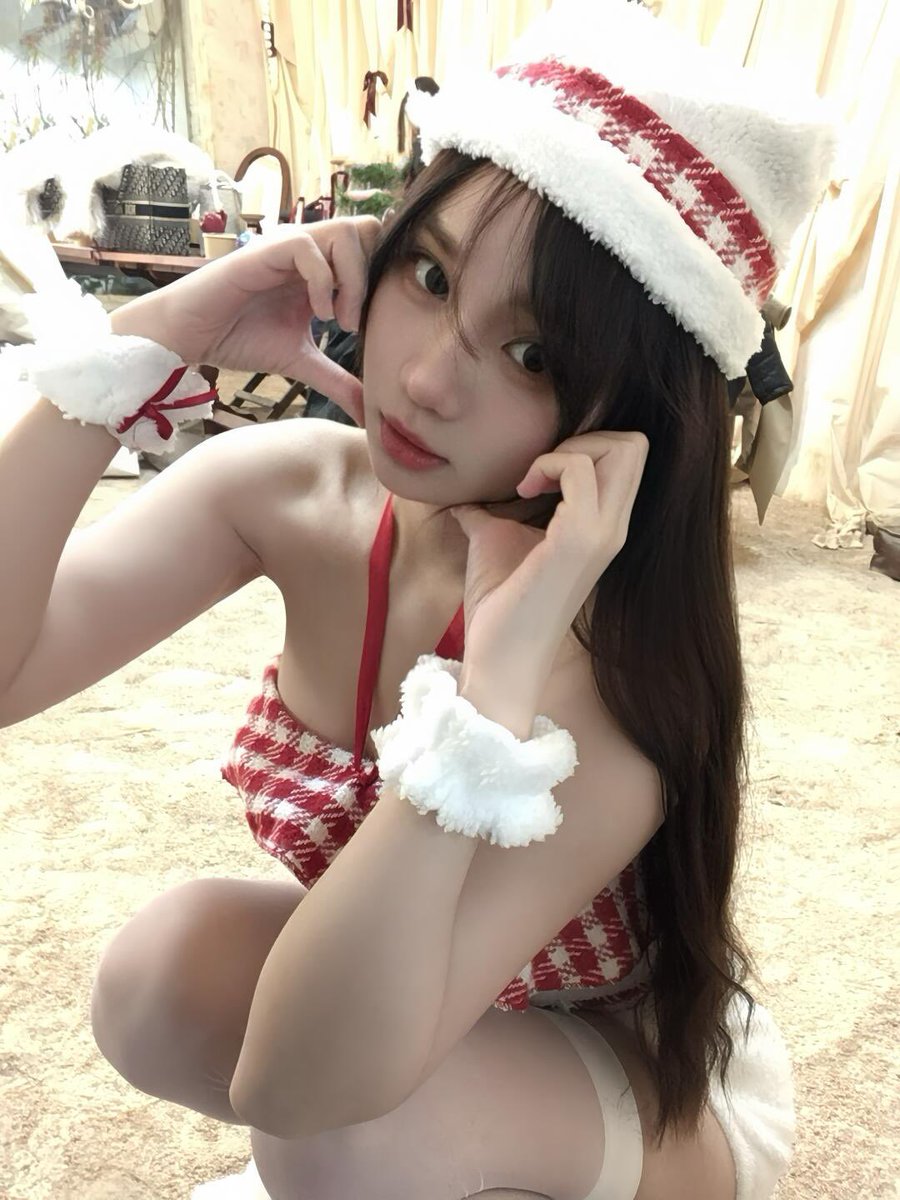 HisKkkf's tweet photo. 出现一下|  #圣诞穿搭  #甜妹 #平安夜快乐 https://t.co/RV1tkwFGJN