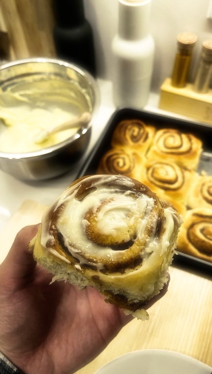 skaints's tweet image. 𝓚. ᅠ   ⨟ ᅠ    merry christmas, indeed! all we do is eat and of course, the foods are especially made by me. 🤍 seeing my boyfriend eating well already made my christmas even more merry. he’s just so adorable. ☹️