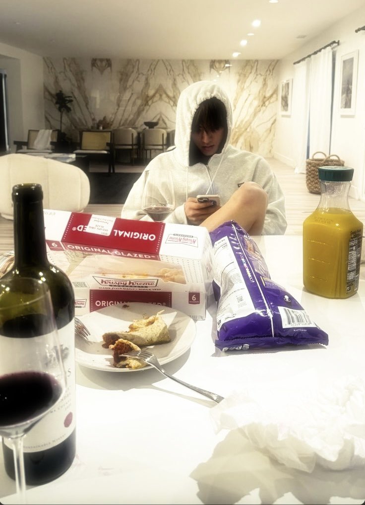 skaints's tweet image. 𝓚. ᅠ   ⨟ ᅠ    merry christmas, indeed! all we do is eat and of course, the foods are especially made by me. 🤍 seeing my boyfriend eating well already made my christmas even more merry. he’s just so adorable. ☹️