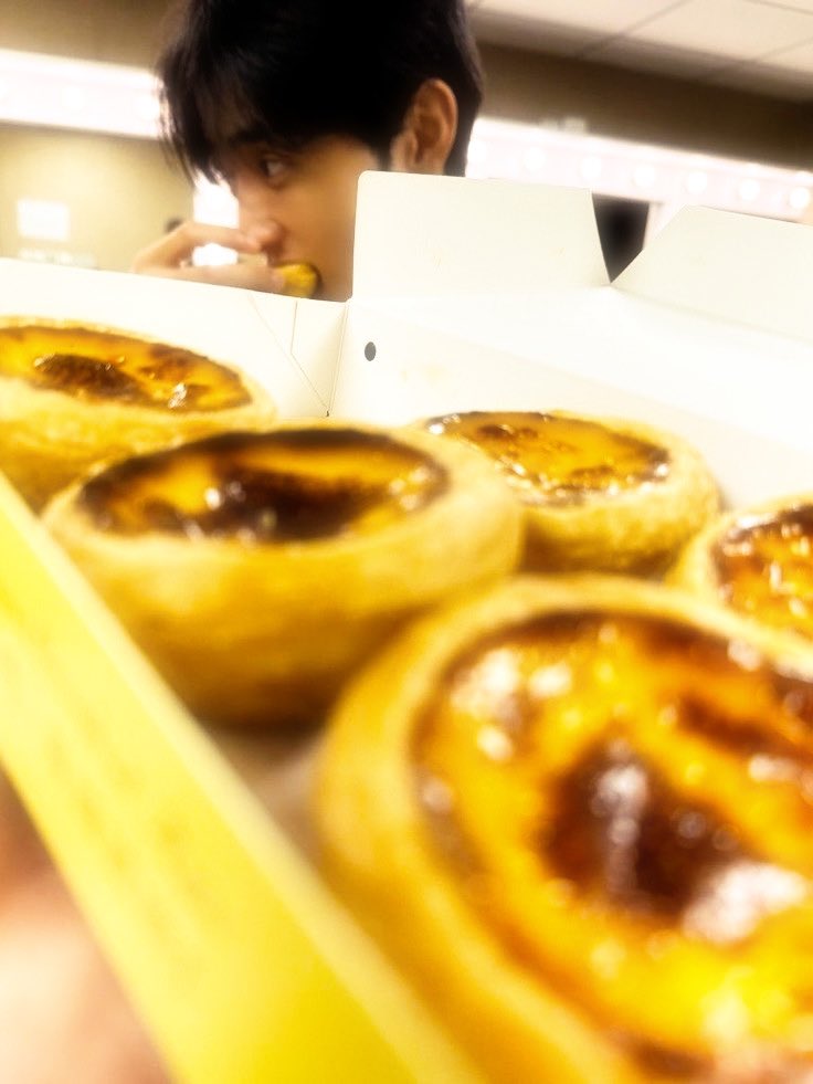 skaints's tweet image. 𝓚. ᅠ   ⨟ ᅠ    merry christmas, indeed! all we do is eat and of course, the foods are especially made by me. 🤍 seeing my boyfriend eating well already made my christmas even more merry. he’s just so adorable. ☹️