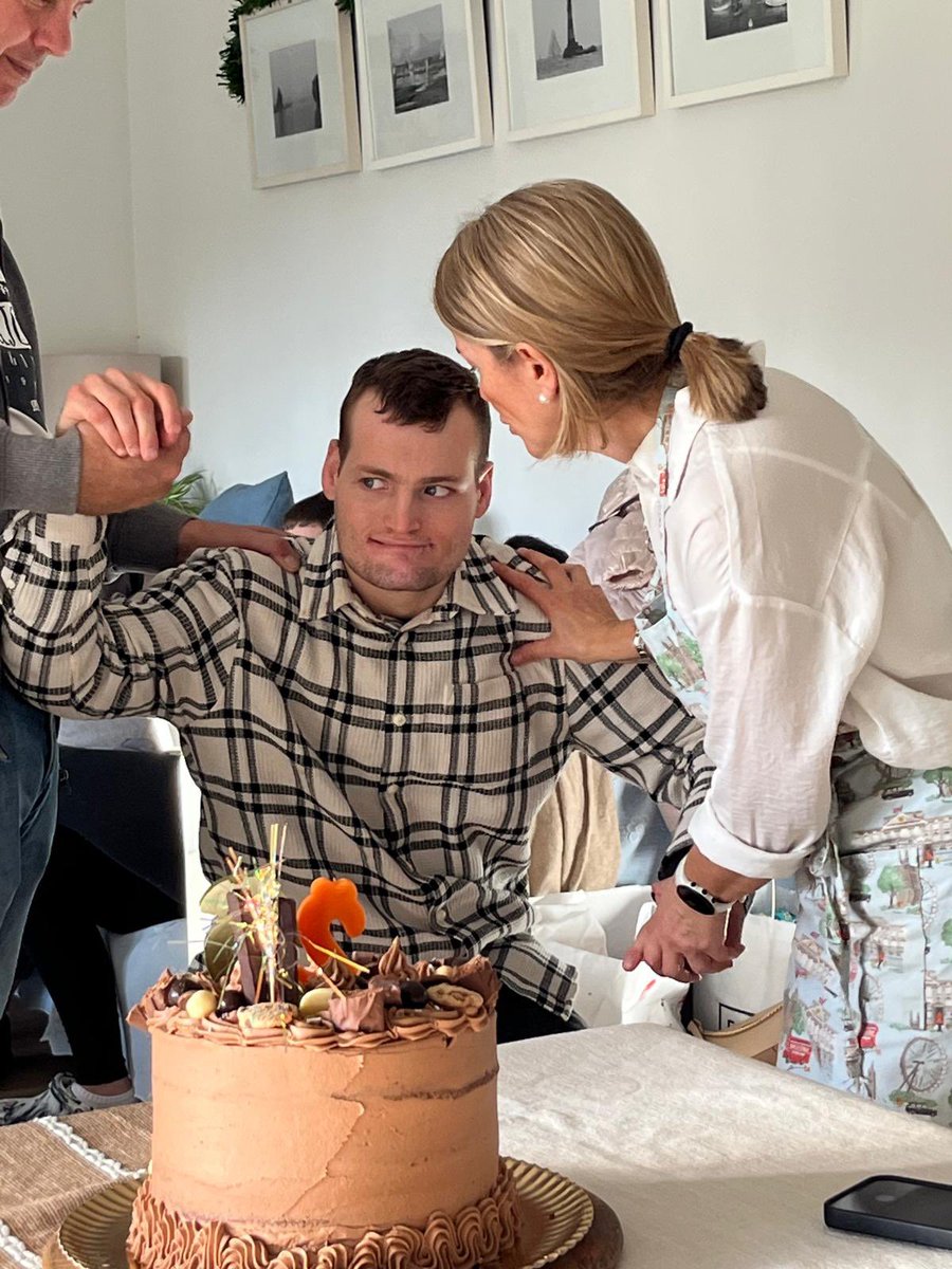 Today isn’t just Christmas Eve, it’s also my birthday 🎂. Today I’m 26, I know I look younger 😜😂 Like I will, I hope everyone has a lovely Christmas with family &amp; friends ❤️ &amp; you eat loads 🍗🍖🍤 cause I certainly will 😜 #ForwardAlwaysForward #TeamSean #MerryChristmas