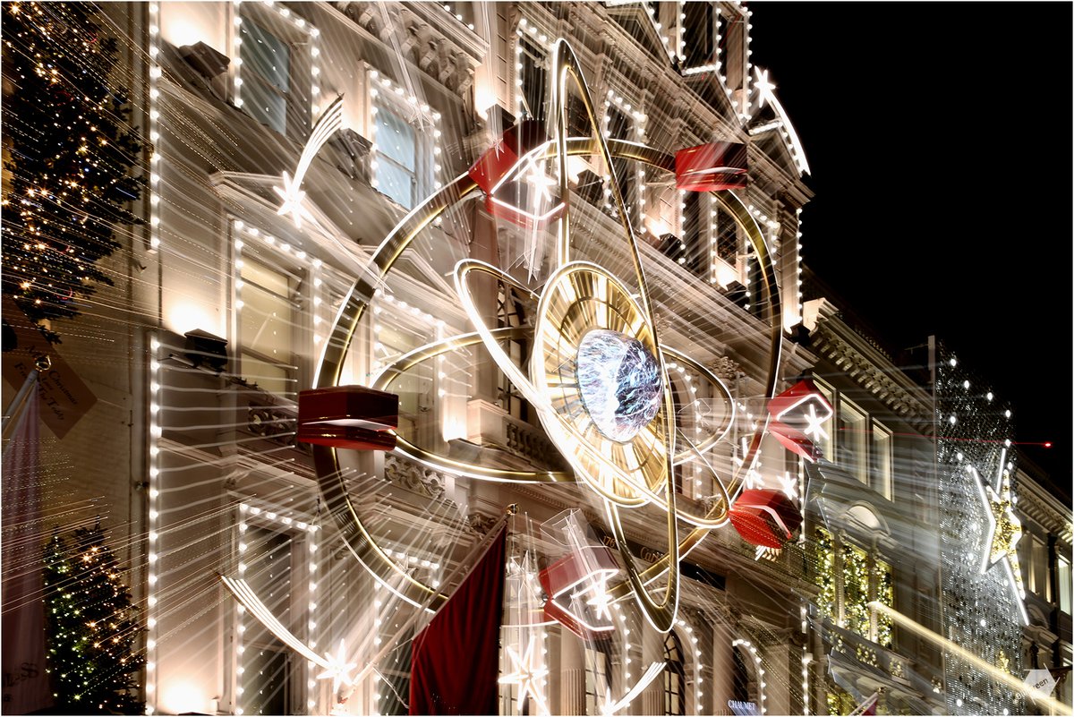 ThamesPhoto's tweet photo. The amazing Christmas display at Cartier in Old Bond Street, Mayfair, London with a zoom burst. #Christmas2024 #Mayfair #London2024 @Cartier https://t.co/KOWkNhc4ep