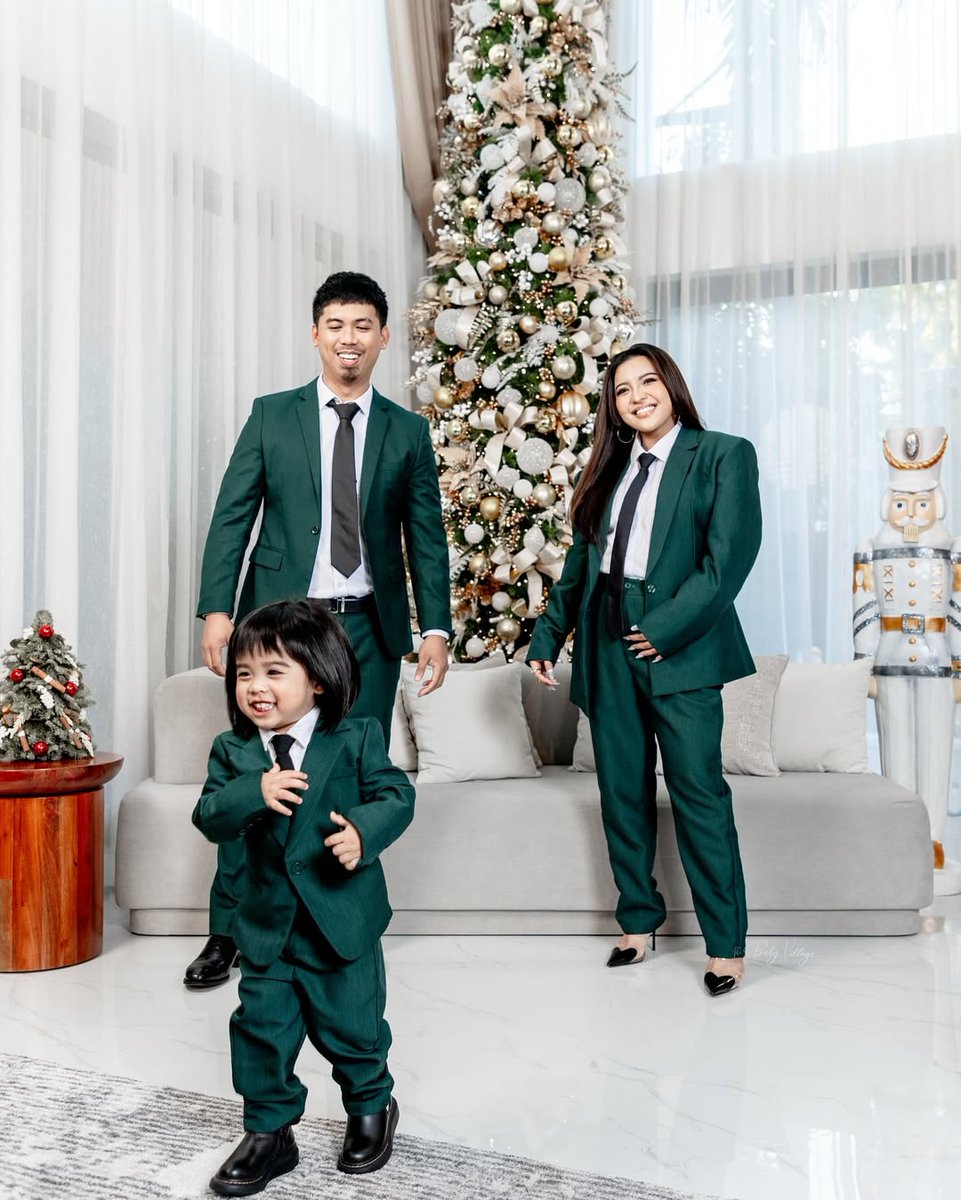 News5PH's tweet photo. Pinusuan ng fans ang family pictures ng vloggers na sina #ViyCortez at #CongTV kasama ang kanilang panganay na anak na si #Kidlat. 

“Maligayang Pasko mula sa aming pamilya,” ani Viy sa kanyang Instagram post. #News5

📸: Viy Cortez (Instagram) https://t.co/OAkOTHJf4t