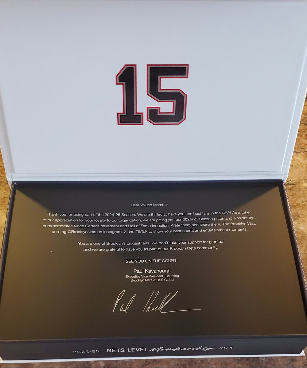 BK_Way_Leah's tweet photo. Thank you @BrooklynNets for the sick #Christmas gift 🔥
@mrvincecarter15 #HalfManHalfAmazing https://t.co/fpp2wfAZoj