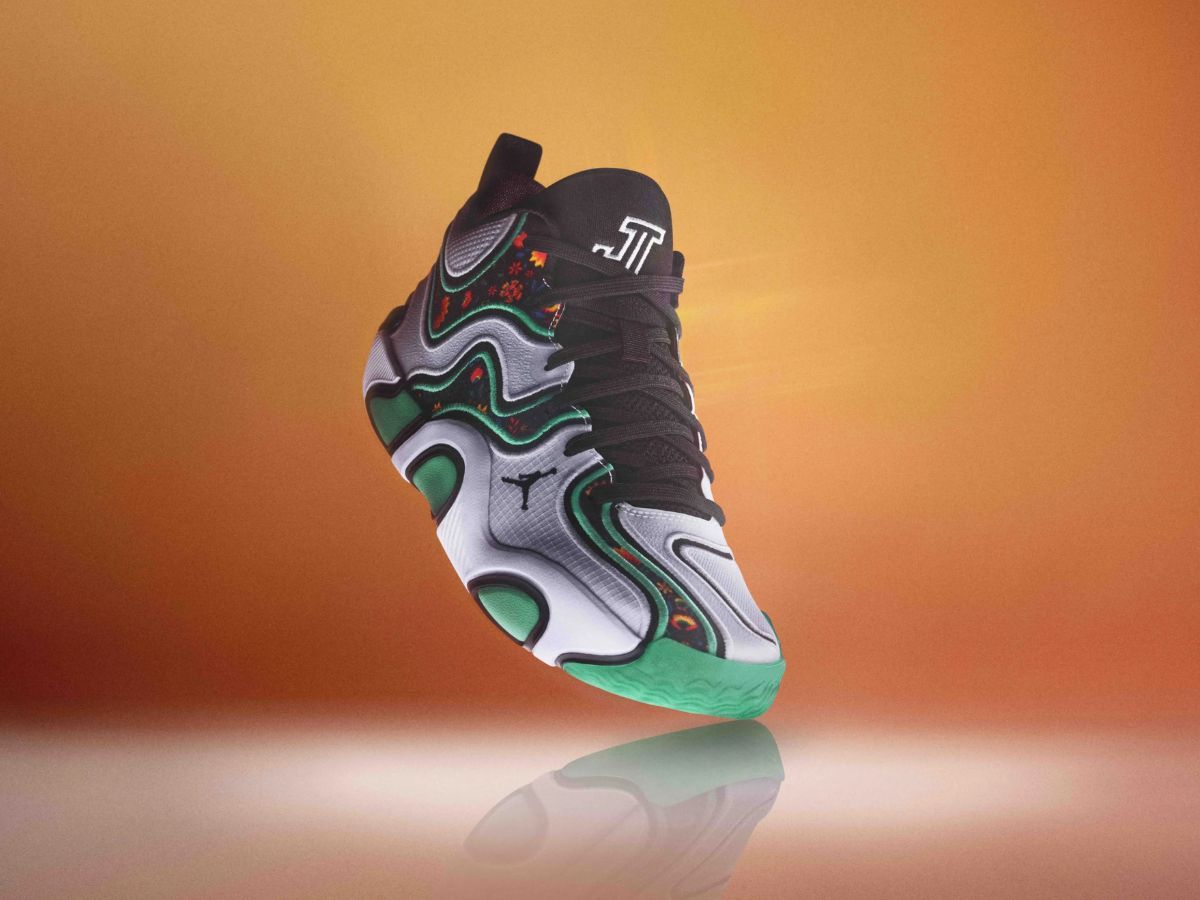 For my followers, and only my followers, tomorrow on Christmas right after Celtics destroy Philly I am giving away merch from NBA store including a brand new pair of Tatum 3s. All u gotta do is like/rt and it doesn't hurt to reply but u don't have to. GL &amp; Merry Christmas 🎁 🍀