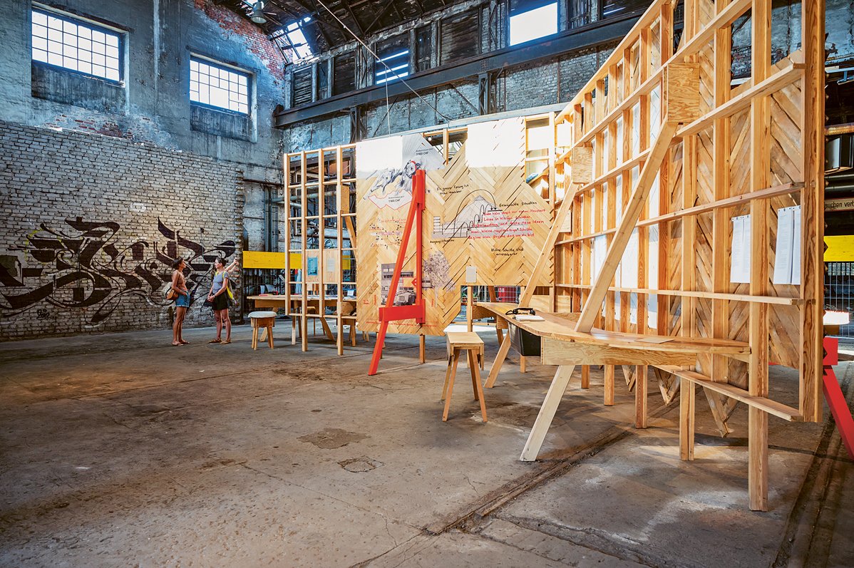 BDA-Präsidentin Susanne Wartzeck blickt mit Chefredakteurin Elina Potratz auf die Wanderausstellung „Sorge um den Bestand. Zehn Strategien für die Architektur“ zurück und darauf, was sich seit ihrem Beginn mit Blick auf den Bestand getan hat: die-architekt.net/im-bahnquartie…