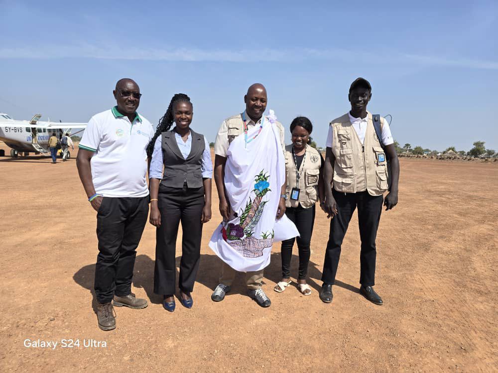 FAOSouthSudan's tweet photo. FAO #SouthSudan’s Head of Programme visited farmers in Kuajok, who, with @FAO’s support, are now producing amaranthus seeds locally, reducing dependence on external inputs 🌱

Empowering farmers to produce seeds builds #Resilience, fosters sustainability &amp; enhances #FoodSecurity. https://t.co/veNvzSZPkG