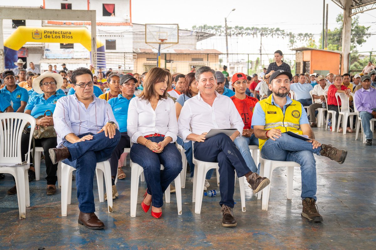jteransalcedo's tweet photo. 📍Urdaneta
En la parroquia Ricaurte realizamos la entrega de semillas de arroz SFL-11 a cuatro asociaciones de este cantón: La Irene, El Roblecito, Pijullo y el Centro Agrícola Cantonal de Urdaneta.

Agradezco a Amada Zambrano y José Leonidas Villamar Casal , alcaldesa y vicealcalde de Urdaneta, por acompañarme en esta importante entrega de semillas, que benefician directamente la economía de los pequeños y medianos agricultores de esta zona y de la provincia.

#PrefecturadeLosRíos #SeguimosTrabajando