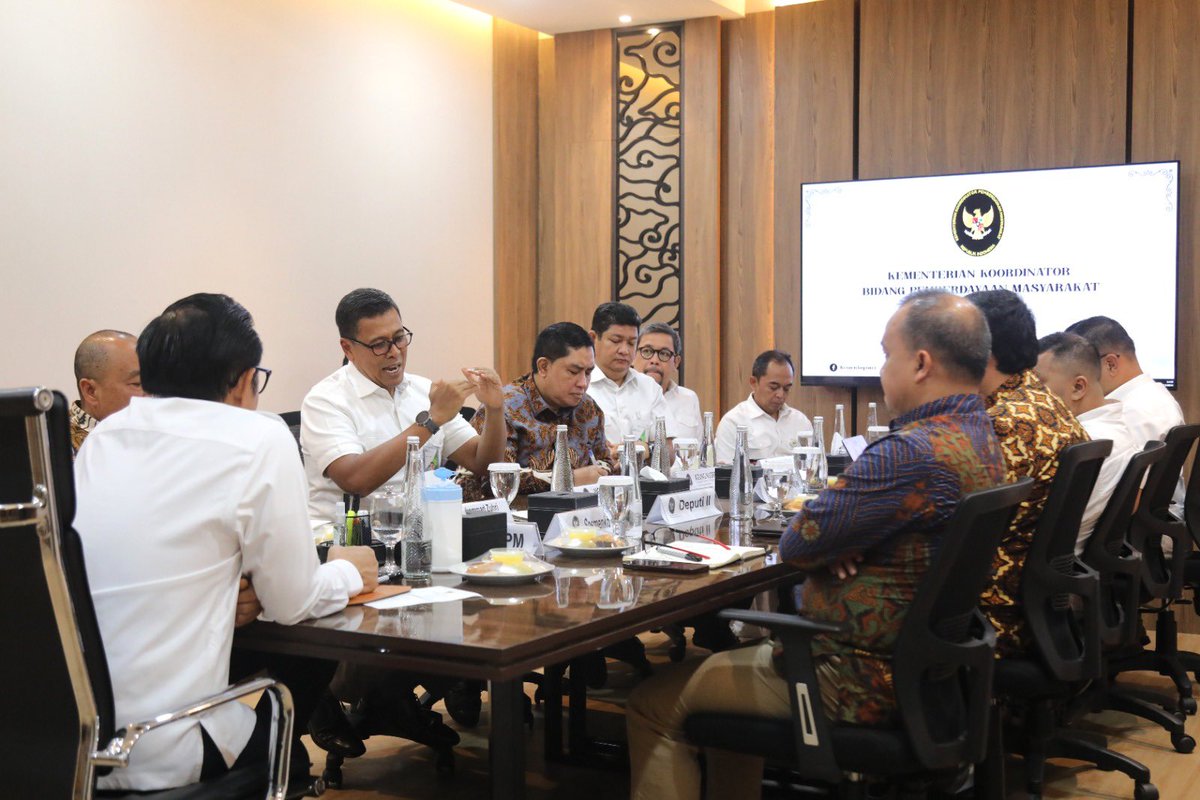 Pertemuan dengan jajaran <a href="/BPJSTKinfo/">BPJS Ketenagakerjaan</a> , kami berdiskusi terkait langkah strategis untuk meningkatkan perlindungan sosial bagi pekerja.

Salah satu langkah strategis dengan BPJS Ketenagakerjaan adalah memastikan integrasi data agar layanan jaminan sosial bisa meningkat.

#BPJS