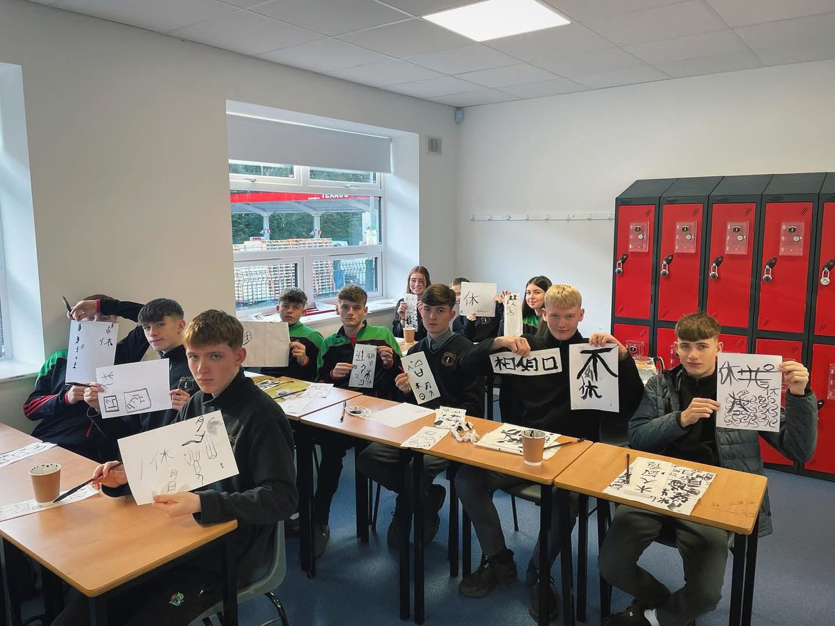 instituteucc's tweet photo. 🎨🏫 UCC Confucius Institute brought Chinese culture to Coláiste An Phiarsaigh! TY students explored calligraphy ✍️, blow-painting 🌸, and TaiChi 🧘‍♀️, discovering the beauty of Chinese traditions. 🌟 More cultural events to come - stay tuned! 🎯 #ChineseCultureonCampus #UCC https://t.co/W28TwfjQrj