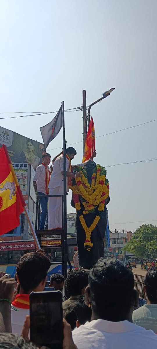 TVMIPatukottai's tweet photo. தமிழக வெற்றிக் கழகத்தின்
தலைவர்‌ தளபதி அவர்களின் அறிவுறுத்தலின் படி 
தஞ்சை தெற்கு மாவட்டத்தின் சார்பாக
இன்று  தந்தை பெரியார் அவர்களின் நினைவு தினத்தையோட்டி அவருடைய திருவுருவச்சிலைக்கு மாலை அணிவித்து மரியாதை செலுத்தப்பட்டது

 இந்த நிகழ்வில் கழகத்தோழர்கள் ���னைவரும் கலந்து கொண்டனர் https://t.co/g6rxkePFaA