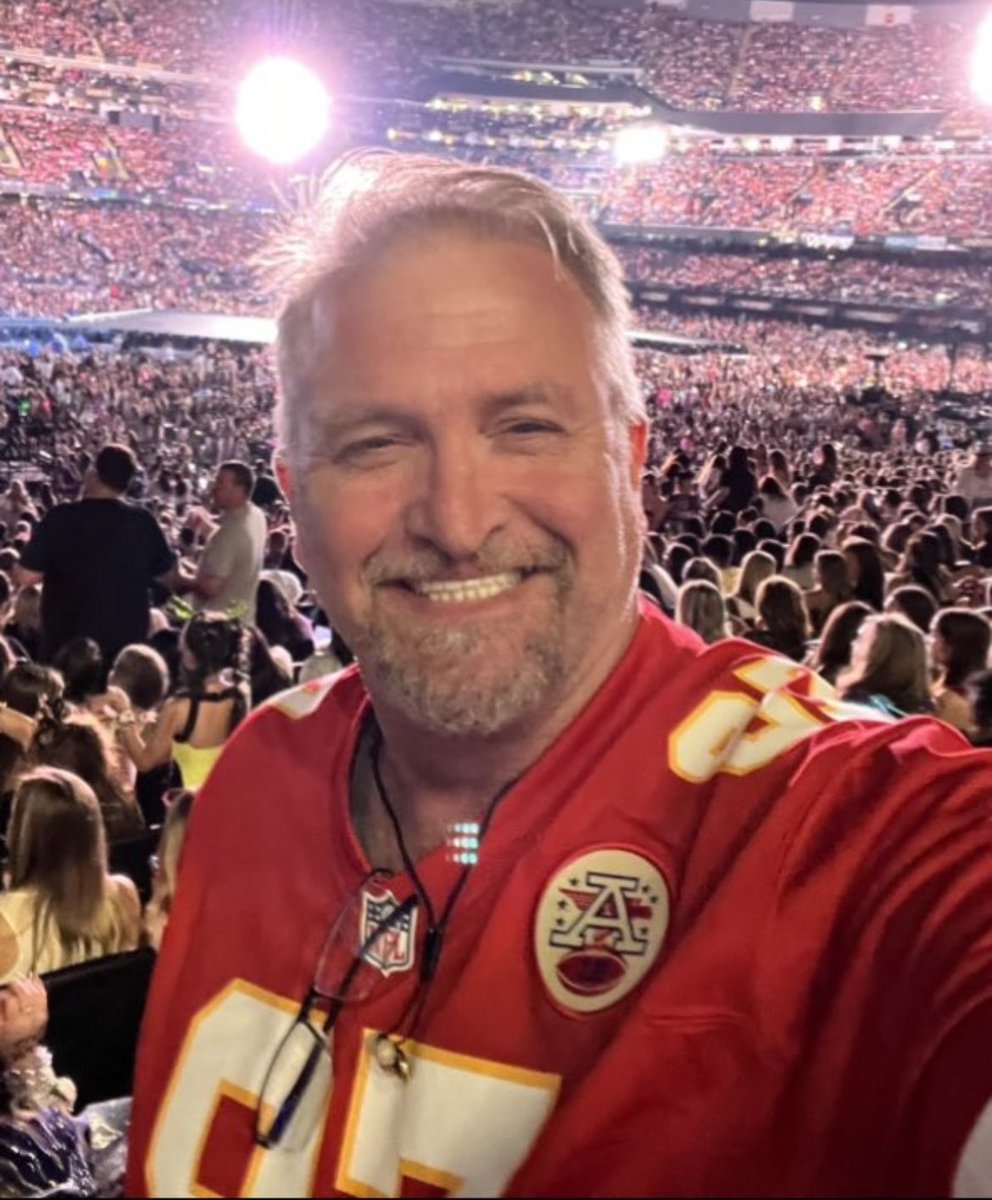 Matthewtravis08's tweet image. This is me.
I’m a 54 year old Engineer and Combat Veteran.
Married to the same beautiful woman for 27 years.
Father of 2 Highly educated, incredibly successful, and fiercely independent daughters…
And an incredibly smart and driven teen son who aspires to become a…