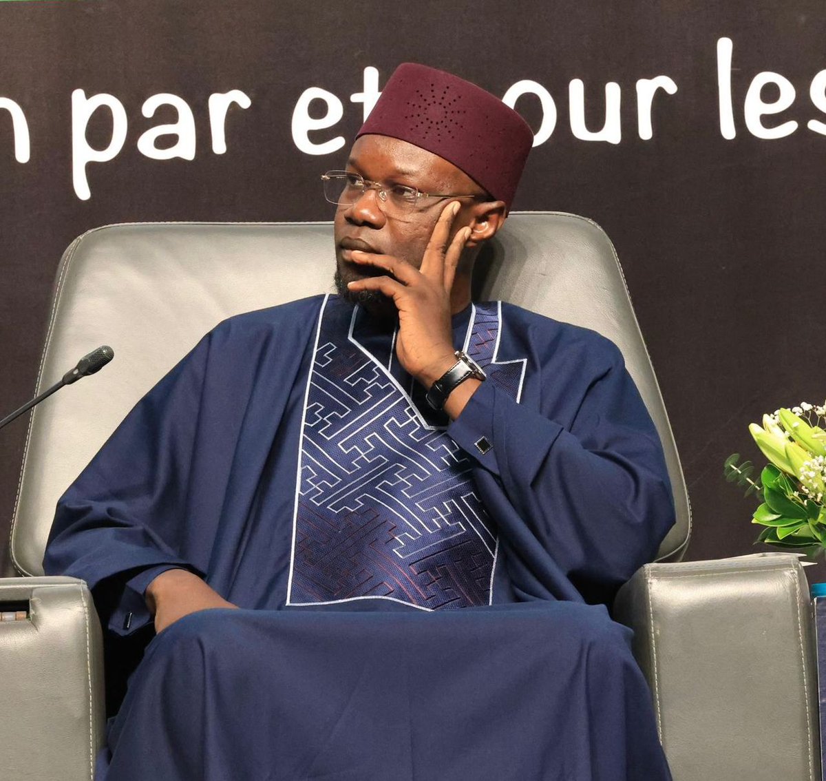 FAssiata's tweet photo. 3 propositions de loi sur la souveraineté économique:

1) Toutes les firmes étrangères installées au Sénégal doivent avoir au minimum de 15 à 25% de leur capital détenu ou réservé aux nationaux.
2) Dans leur top management, définir une liste de fonctions (DRH, Comptable, Audit interne, etc…) exclusivement réservées aux sénégalais.

3) Aucune multinationale, notamment celles du BTP, ne seront autorisées à acheter elles-mêmes le matériel roulant nécessaire à l’exécution des travaux (camions, pelleteuses, bulldozers, Tractopelles etc..).

La multinationale qui avait gagné le marché de ILA Touba, a eu le privilège de venir avec son propre matériel roulant flambant neuf, parfois même ses propres chauffeurs.
Désormais, pour tout ce qui fournitures, les firmes étrangères devront solliciter les sous-traitants sénégalais.

Ce qui se passe au sein de beaucoup de firmes étrangères installées dans notre pays est sidérant et révoltant, avec un capital entièrement entre leurs mains et tout le top management exercé par leur nationaux; les sénégalais réduits à exercer les fonctions subalternes d’ouvriers et caissiers.

Les multinationales déjà installées, devront dans un horizon à moyen terme, ouvrir leur capital aux Privé sénégalais.

Ce n’est ni du nationalisme, ni du protectionnisme, mais uniquement de la redistribution d’avantages offerts par notre pays et ses forces de travail.

Hon. Député Amadou Ba.