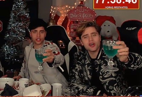 Arianateamken's tweet photo. Un día como hoy pasamos una navidad muy bonita con los Twins por twitch en 2021, qué nostalgia y bonitos recuerdos 🥹❤️‍🩹 https://t.co/xkFH7vI7Df