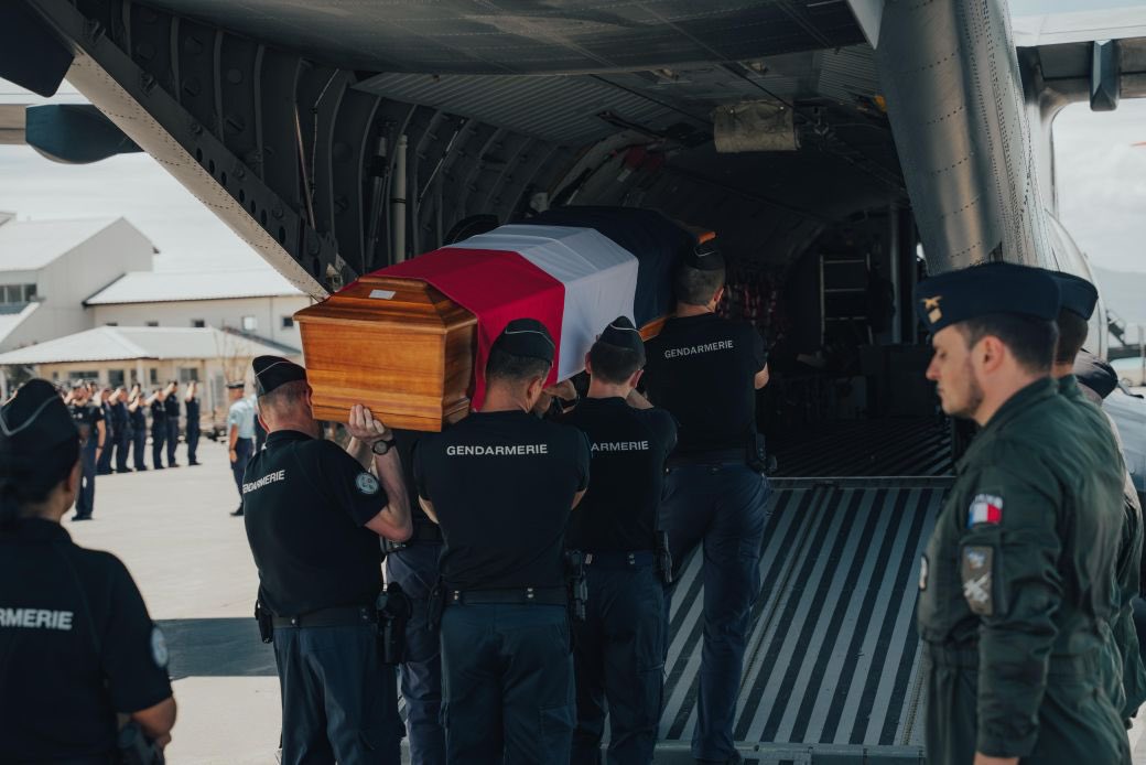 BrunoRetailleau's tweet image. Honneur au Capitaine Florian Monnier.