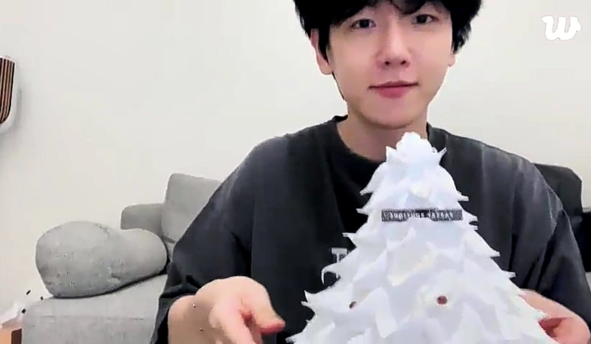 فرفری همراه بامزه‌ترین کیک دنیا اومد لایو کریسمس ~
<a href="/B_hundred_Hyun/">Baekhyun_EXO</a>