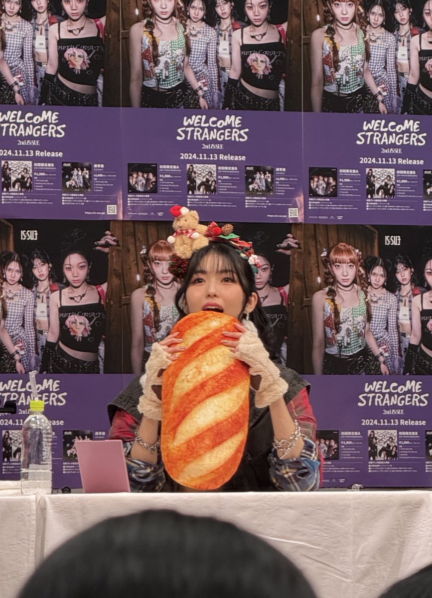 deeeo_yuuki1pk's tweet photo. 【全員サインレポ②】
優希さんは食べ物をプレゼントすると喜んでくれます。
ふわふわだとなお良いです。

餃子は2個セットで買ったので、また機会をいただけたら被りやすく調整してリベンジします。

#ISSUE_オフライン #ISSUE_レポ　
#ISSUE #YUUKI https://t.co/fLFCORmjEk