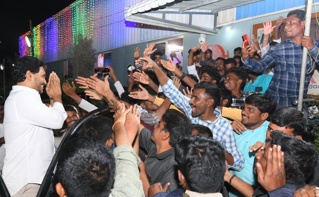 YSRCParty's tweet photo. వైయస్ఆర్ జిల్లా:

వేముల కొత్తపల్లి వైఎస్సార్సీపీ నేత వెన్నపూస వెంకట్రామిరెడ్డి కుమారుడు పురుషోత్తం రెడ్డి, సాహితీ రెడ్డిల వివాహానికి హాజరై వధూవరులను ఆశీర్వదించిన మాజీ సీఎం, వైయస్ఆర్ సీపీ అధ్యక్షులు శ్రీ @ysjagan.

#YSJaganInPulivendula
#AndhraPradesh https://t.co/KOvCtGNqvl