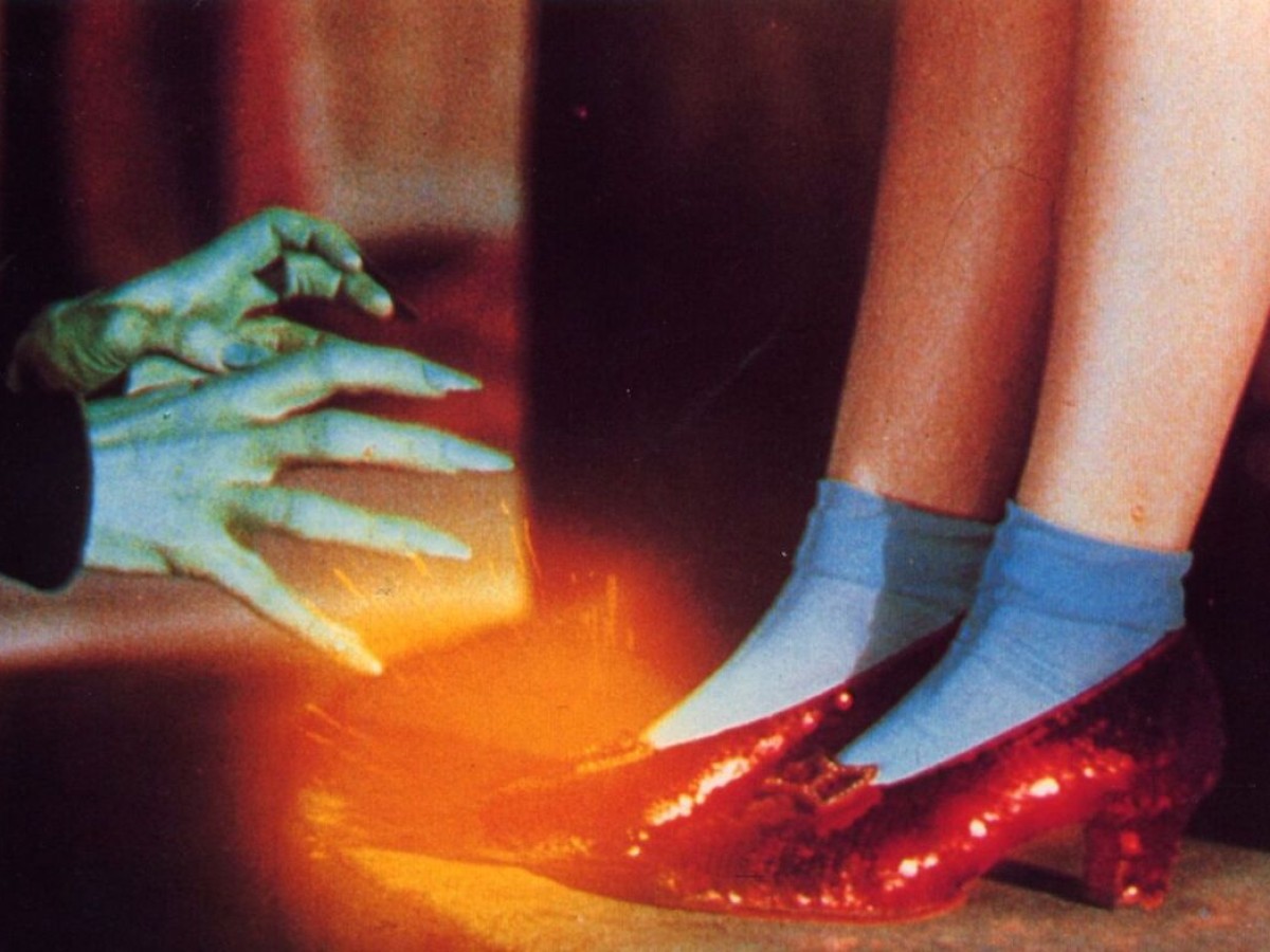 JenniferPlank's tweet photo. 🎄🎬👠🌈 https://t.co/JLzFcJAx1G