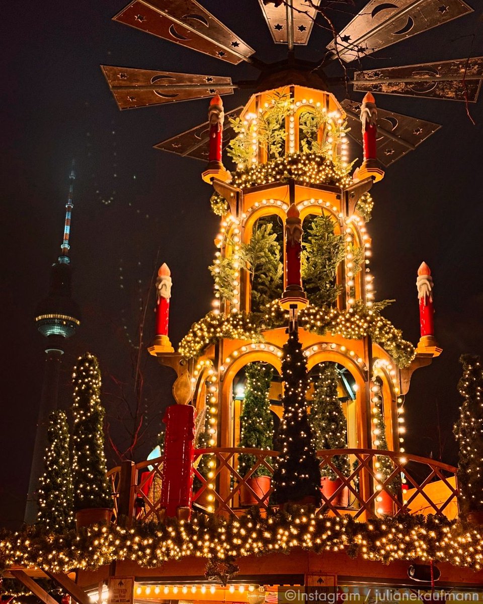 Merry Christmas from #Berlin🎄 

📷 Instagram / julianekaufmann

#visitberlin