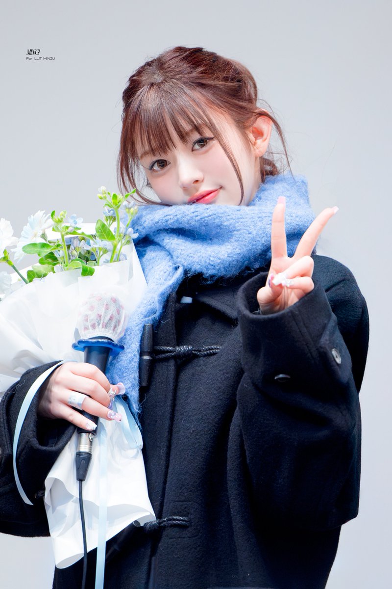 241117
Happy Holidays🎄

#아일릿 #ILLIT                            
#민주 #MINJU