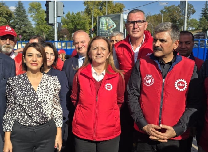 DİSK Genel Başkan Yardımcısı, Genel İş Sendikası Genel Başkanı Remzi Çalışkan için verilen tahliye kararı ile 29 gündür süren haksız ve hukuksuz tutukluk nihayet sona erdi. 

Bu karar doğru ama geç kalınmış bir karardır.  Sendikacılık suç değildir. Sendikacıların yeri de