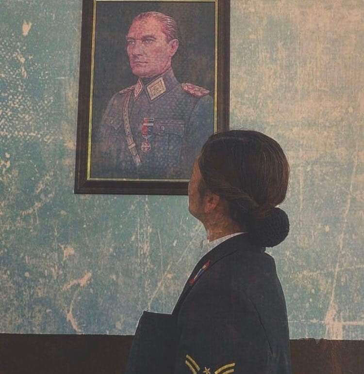 _umbertoeco__'s tweet image. Bırak oğlum!
Yok rakıcıydı, yok laikti, yok şapkaydı falan...
Kendin bile inanmıyorsun bunlara da...
Senden bile zekâsız biri çıkar da inanır diye geveleyip duruyorsun.
Ben sana anlatayım niye düşman olduğunu: