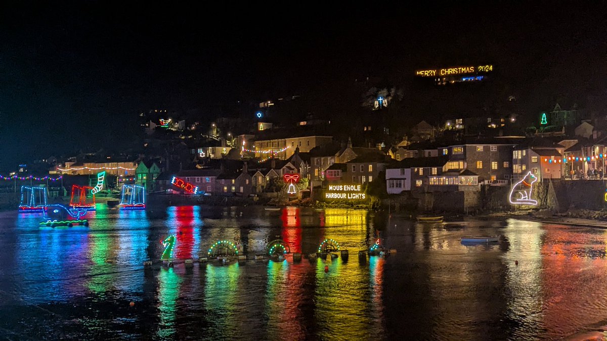 The display of Christmas lights  at Mousehole are quite spectacular this year and are well worth a visit! ⛄🎄#mousehole @mousehole #cornwall <a href="/cornwall/">Cornwall</a> #Christmaslights #Christmas