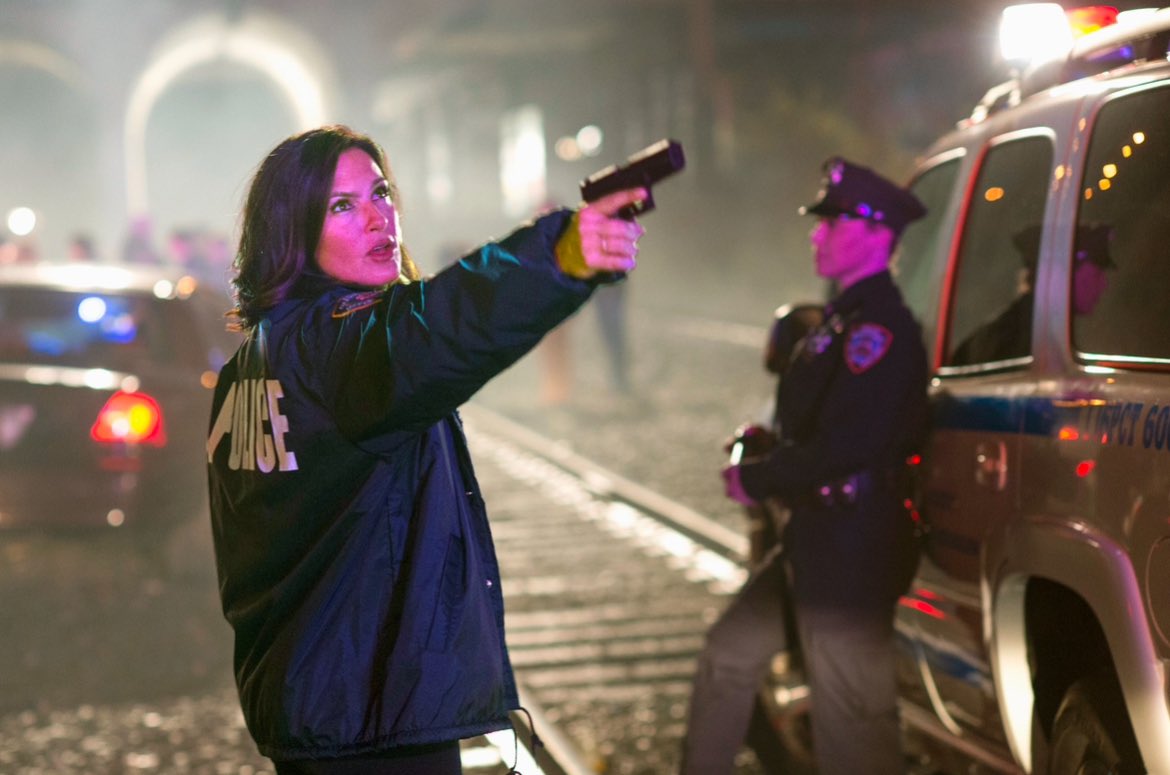FridaysAt9's tweet image. Olivia Benson one hand gun appreciation post.